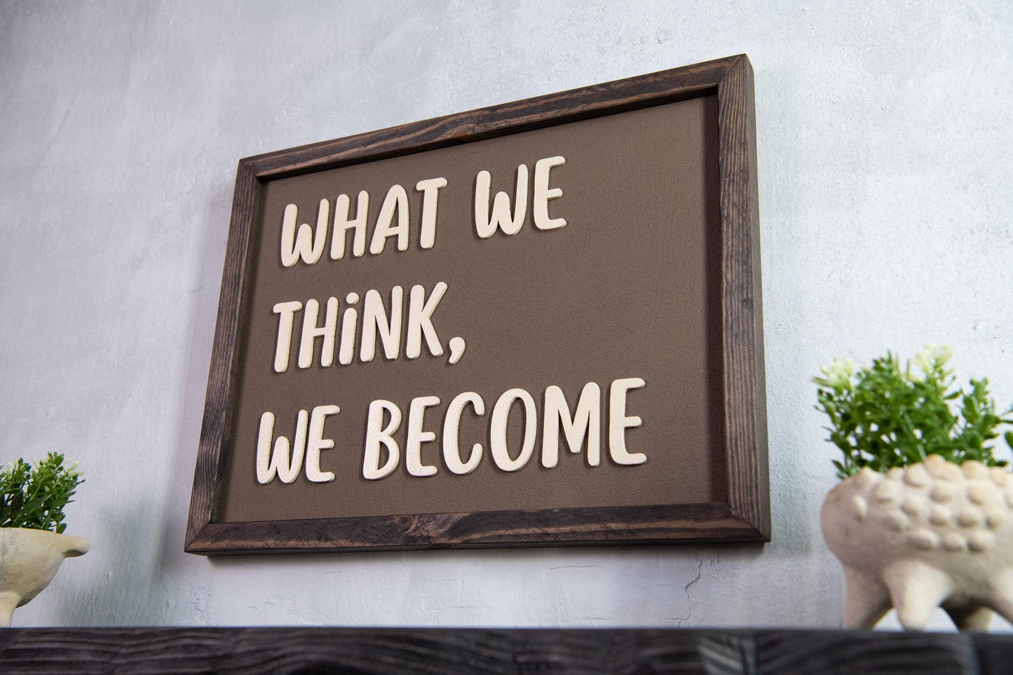 Ξύλινη Πινακίδα Τοίχου – What We Think, We Become – Χειροποίητη με Εφέ Τσιμέντου